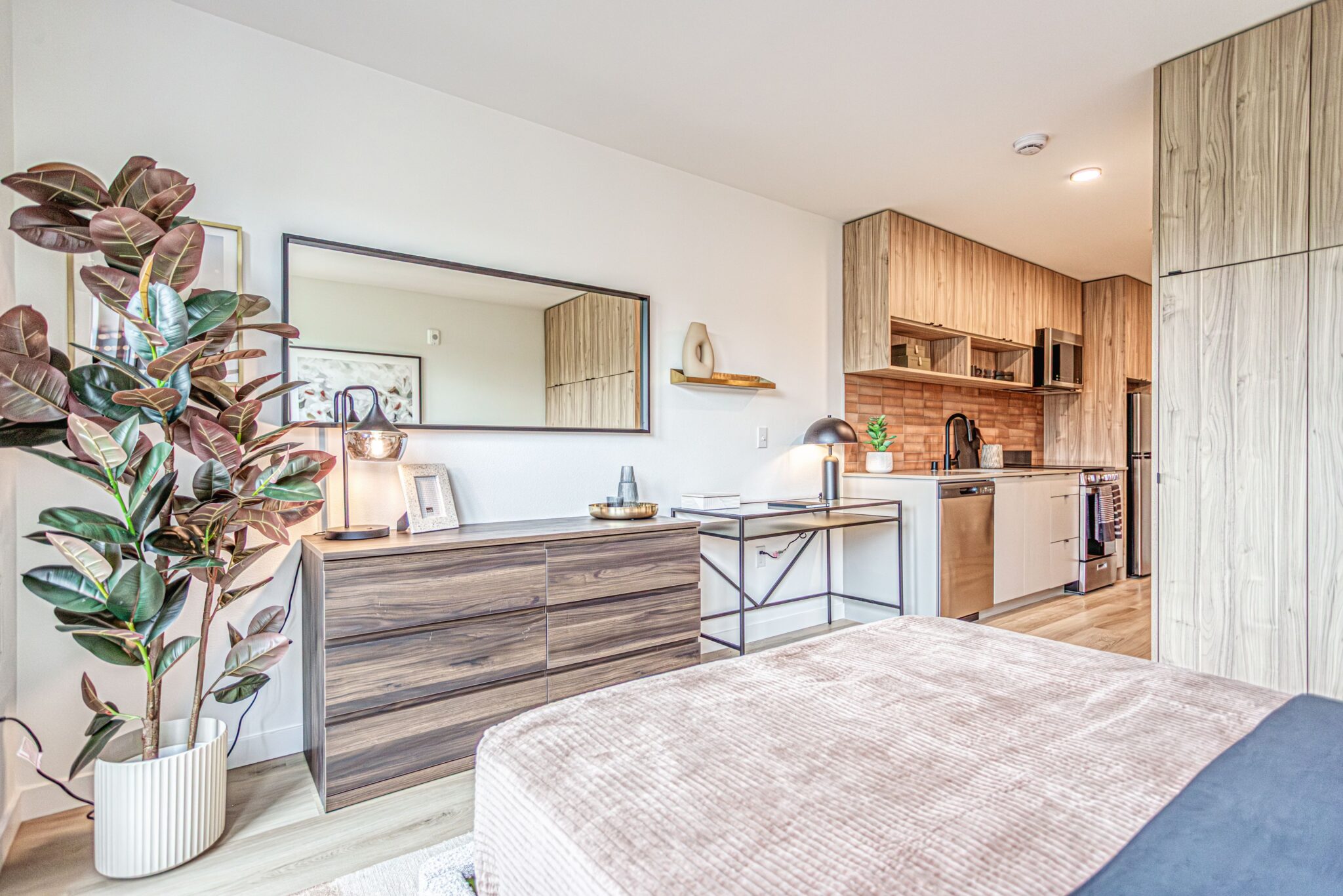 Reed seattle - studio unit - bedroom and kitchenette